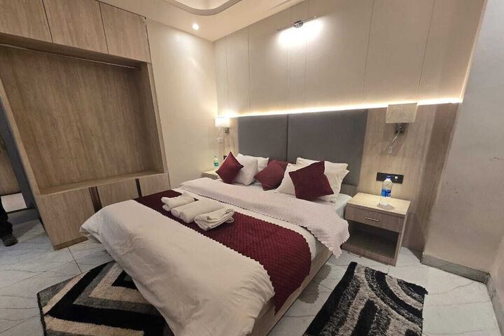 Room 9 of 11