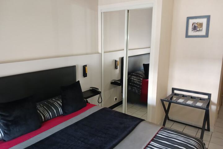 Room 14 of 143
