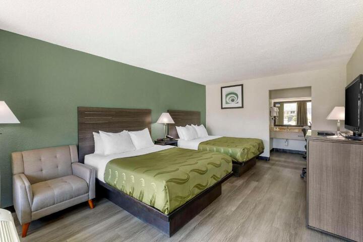2 Queen Beds (1 of 9)