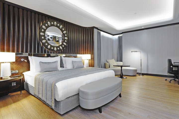 Room 10 of 102