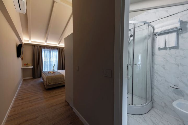 Room 21 of 48