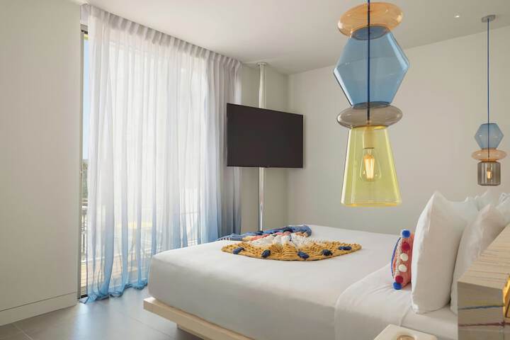 Room 33 of 152