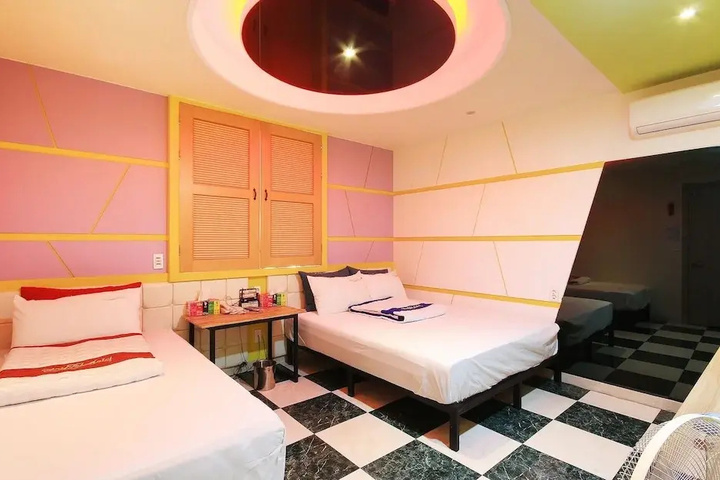 Room 2 of 4