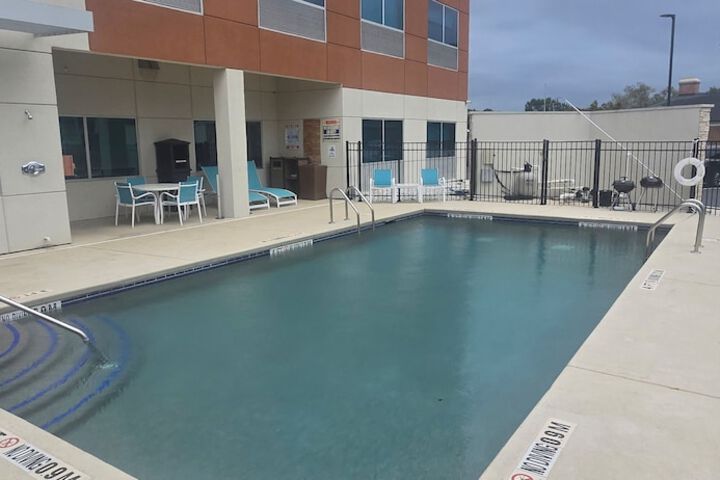 Pool 10 of 27