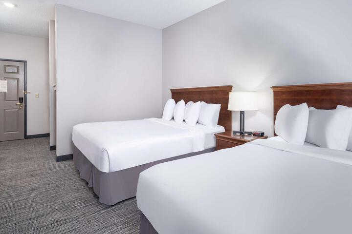 1 Queen Bed Accessible (7 of 7)