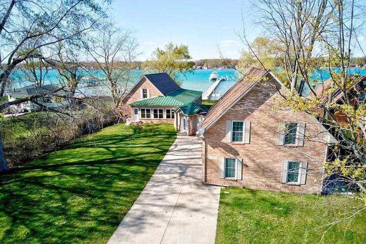 Newer Cottage on the Lake ample space for boats