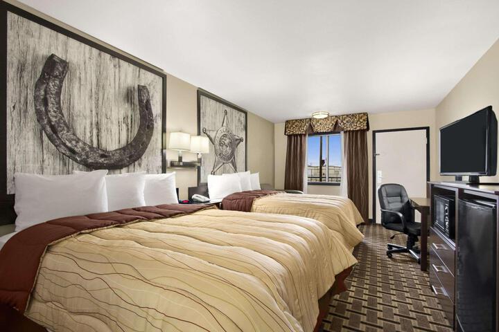 2 Queen Beds (3 of 6)