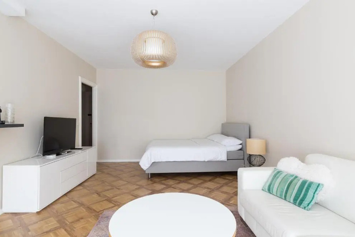Room 2 of 10