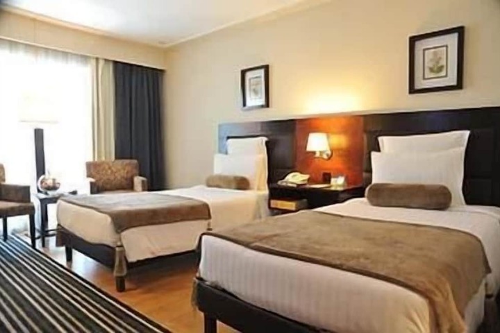 Room 10 of 77