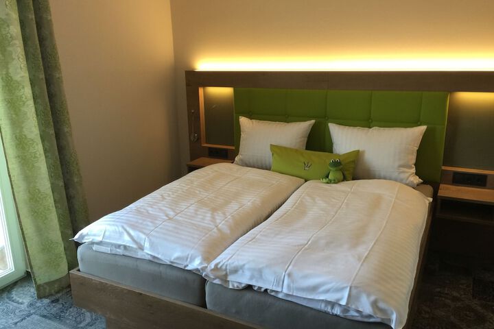 Room 15 of 102