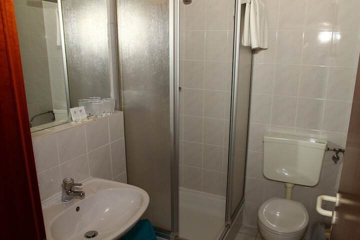 Room 8 of 16