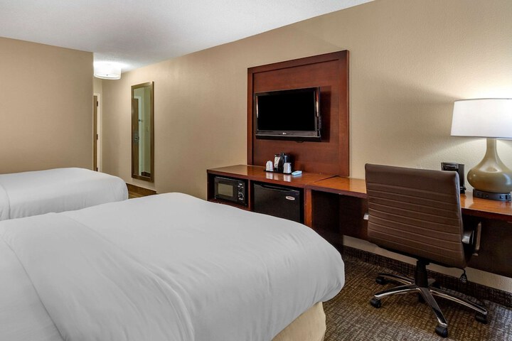 2 Double Beds (7 of 8)