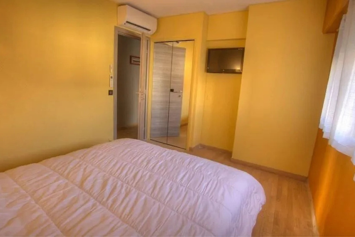 Room 5 of 11