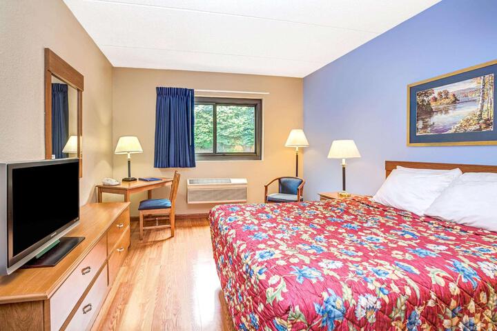 1 Queen Bed (2 of 9)