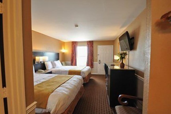 2 Queen Beds (1 of 9)
