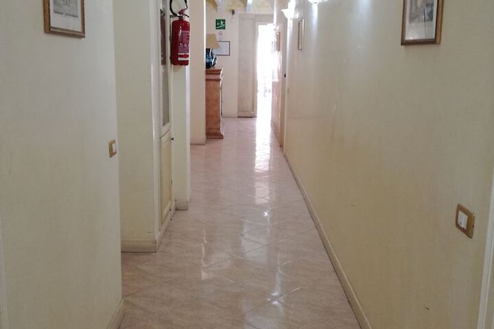 Ballroom/Hall 17 of 20