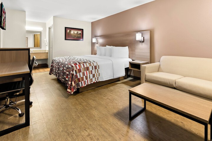 Deluxe King Bed (3 of 12)