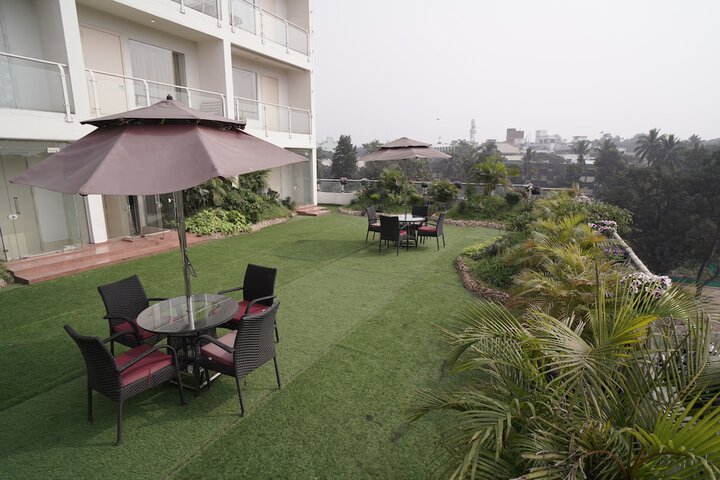 Hotel Exterior 49 of 52