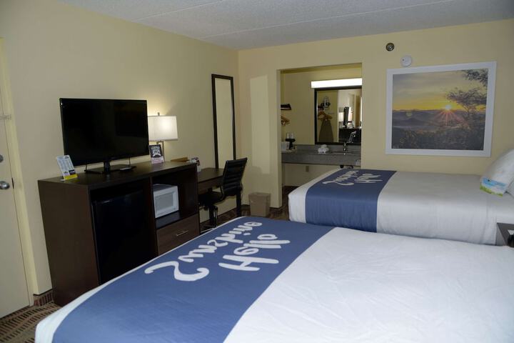 2 Queen Beds (4 of 6)