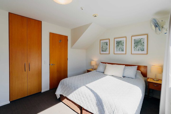 Room 8 of 90