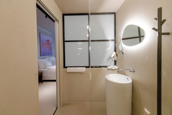 Room 62 of 103