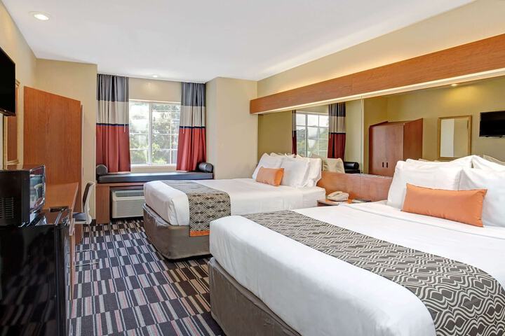 1 Queen Bed Accessible Room (7 of 16)