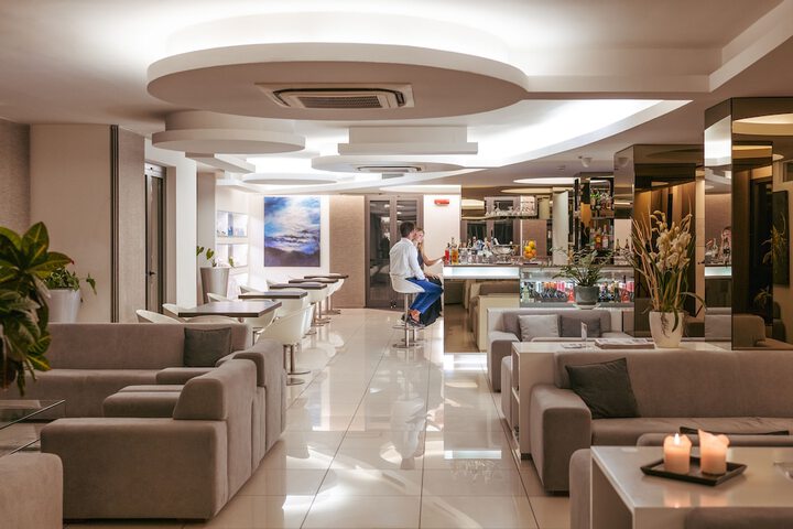 Lounge 154 of 176