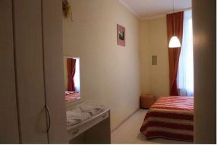 Room 5 of 11