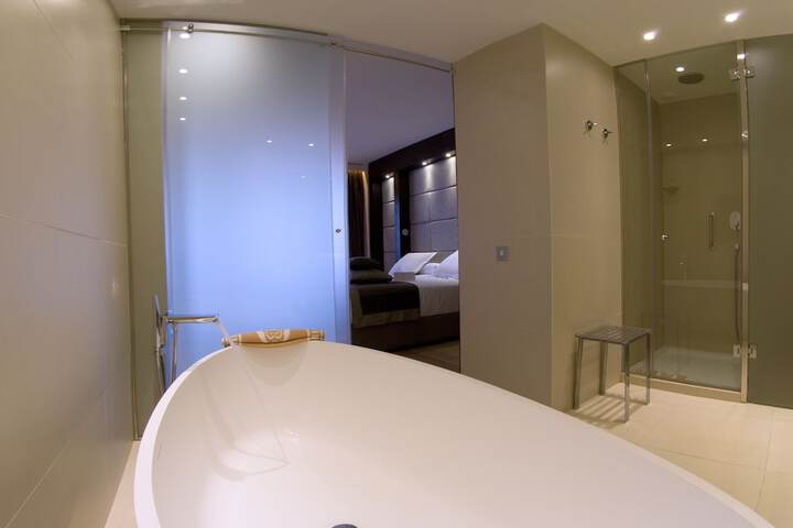 Deep soaking bathtub
