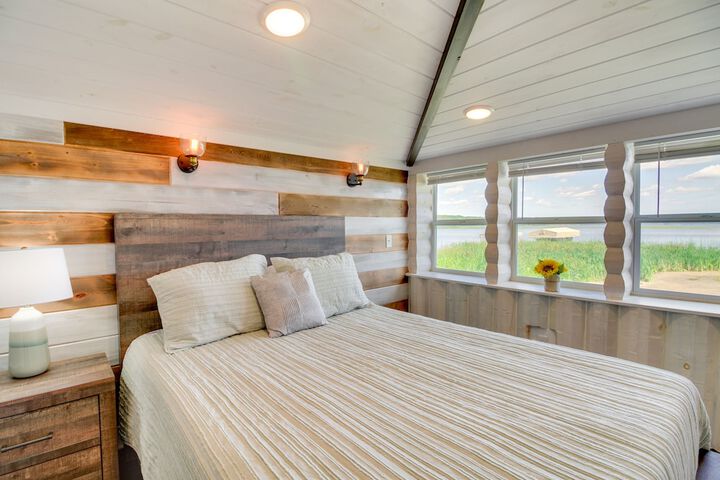 Lakefront Motley Cabin w / Private Deck + Dock!