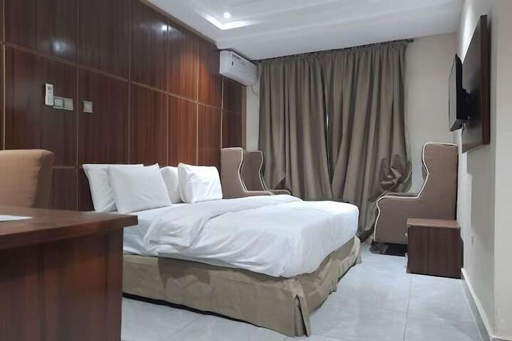 Room 3 of 41