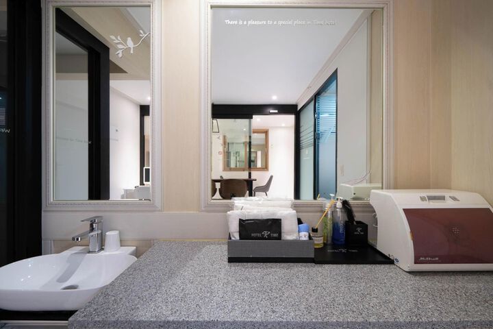 Room 28 of 74