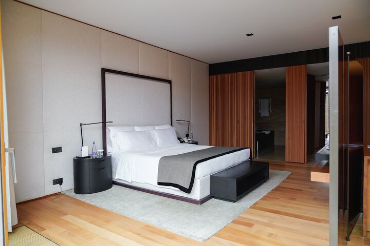 Room 33 of 136