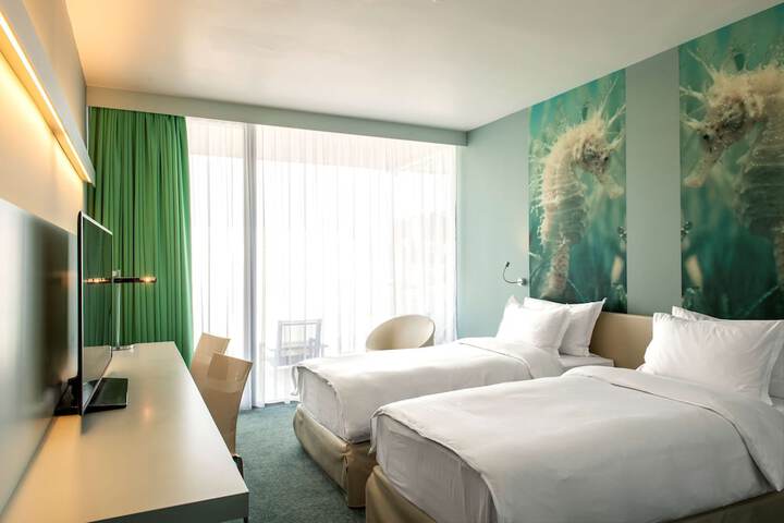 Room 33 of 310