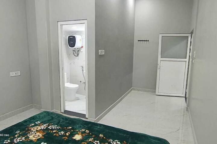 Room 6 of 16