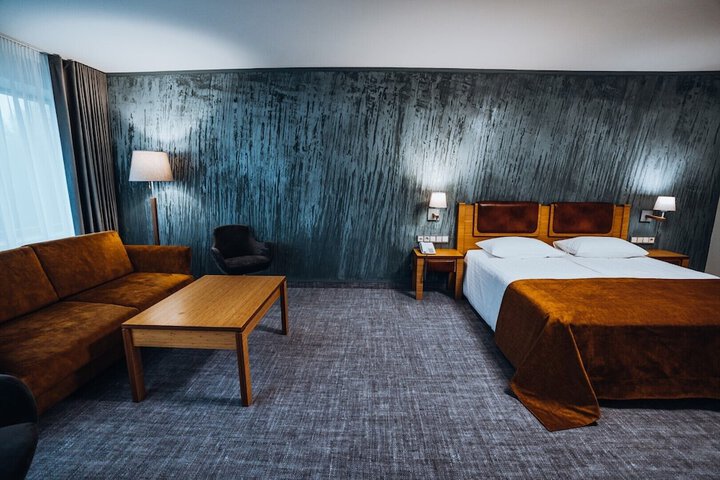 Room 34 of 176