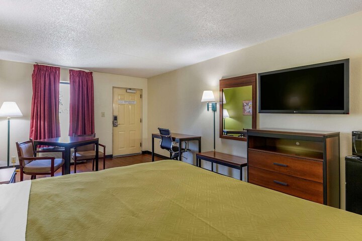 1 King Bed (1 of 8)