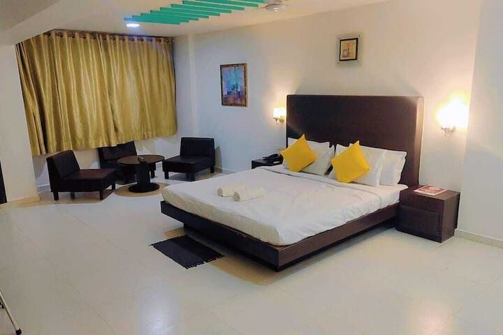 Room 6 of 10