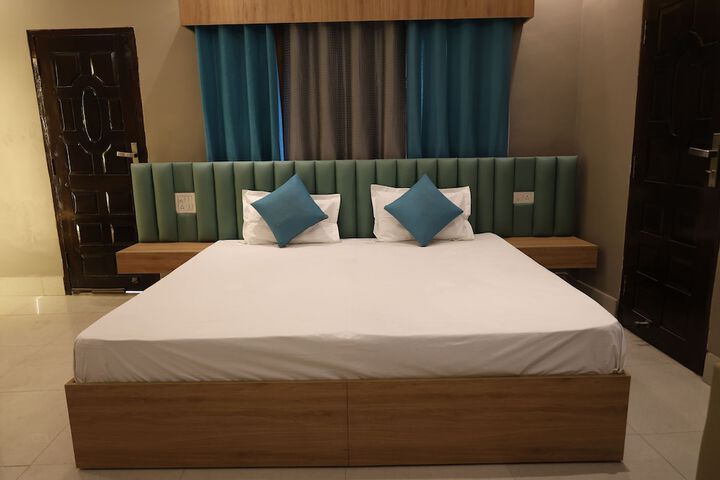 Room 4 of 7