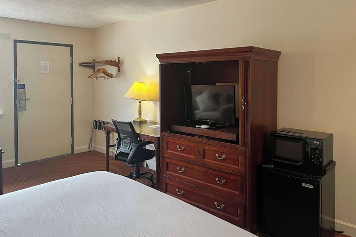 1 King Bed Refrigerator, Microwave (5 of 7)
