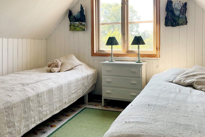 Room 2 of 33