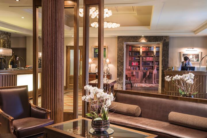 Concierge desk