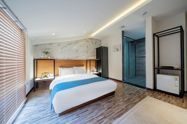 Room 53 of 85