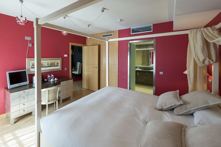 Room 7 of 90