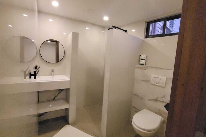Room 8 of 12