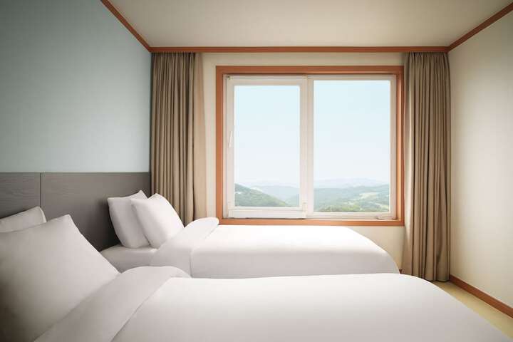 Room 8 of 90