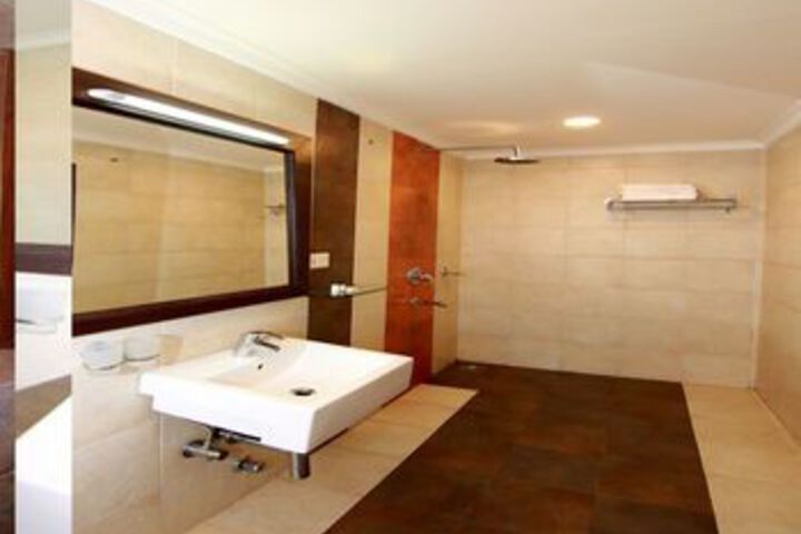 Room 2 of 32
