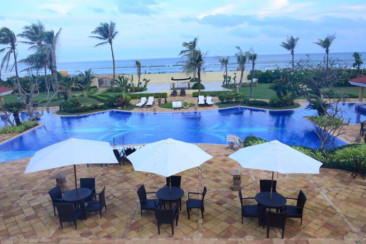 Hotel Pool