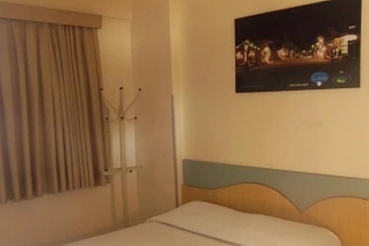 Room 8 of 80