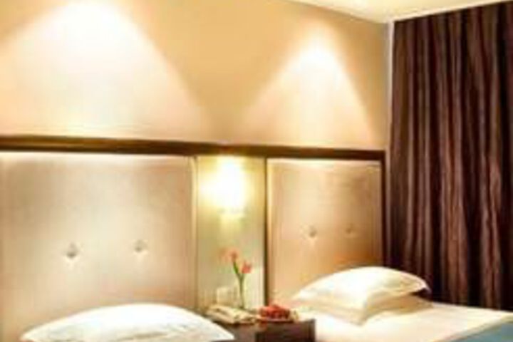 Room 2 of 73